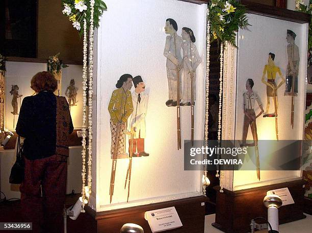 Visitor enjoys an exhibition of wayang revolusi in Jakarta, 14 August 2005. The mayor of Rotterdam, Ivo Opstelten, handed over an important puppet...