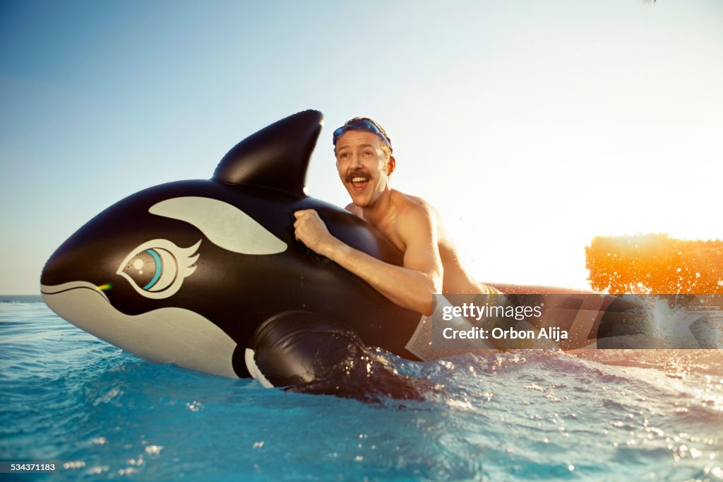 Homme jouant sur une pression des baleines