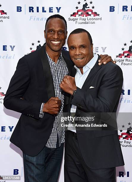 Former NFL player Willie Gault and boxer Sugar Ray Leonard arrive at the 7th Annual Big Fighters, Big Cause Charity Boxing Night Benefiting The Sugar...