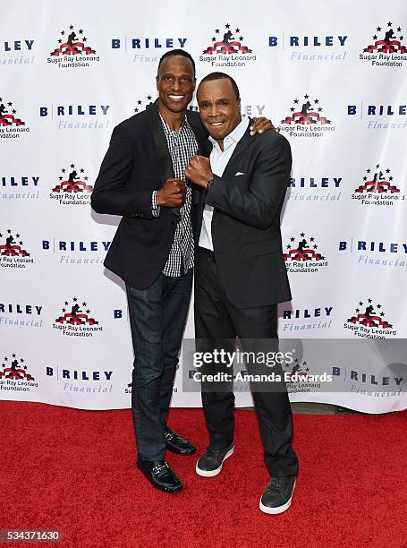 Former NFL player Willie Gault and boxer Sugar Ray Leonard arrive at the 7th Annual Big Fighters, Big Cause Charity Boxing Night Benefiting The Sugar...