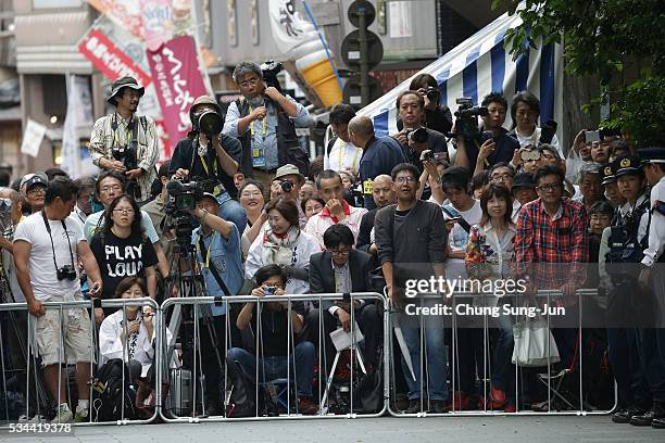 People watch the arrival of the heads of government of the G7 states at the Ise Jingu Shrine on May 26, 2016 in Ise, Japan. In the two-day summit,...