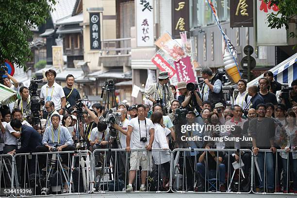 People watch the arrival of the heads of government of the G7 states at the Ise Jingu Shrine on May 26, 2016 in Ise, Japan. In the two-day summit,...