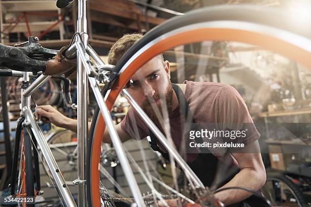 nichts ersetzt harte arbeit und fleißige fokus - fahrrad reparieren stock-fotos und bilder