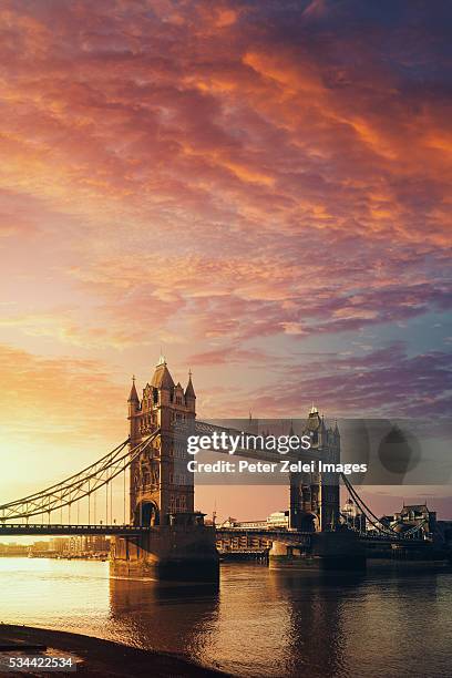the tower bridge in london, united kingdom at sunrise - tower bridge imagens e fotografias de stock
