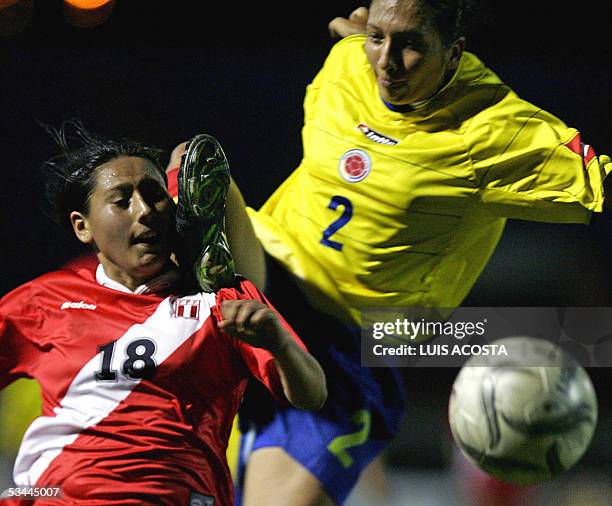 Lisseth Diaz de Peru disputa el balon con Laura Rojas, de Colombia, durante la final de Futbol Femenino de los XV Juegos Bolivarianos, en Pereira, el...