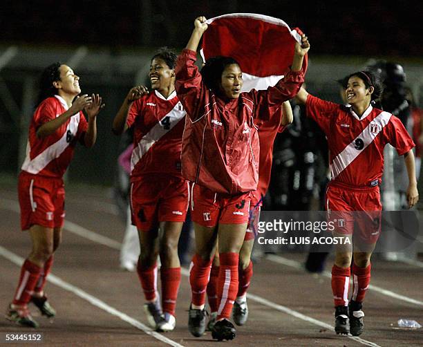 Las jugadoras de Peru celebran la obtencion de la medalla de oro de la final de Futbol Femenino de los XV Juegos Bolivarianos, en Pereira, el 20 de...