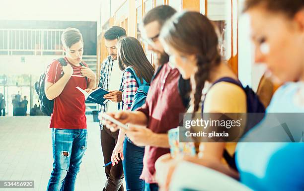 studenten in einem flur. - sekundarschule stock-fotos und bilder