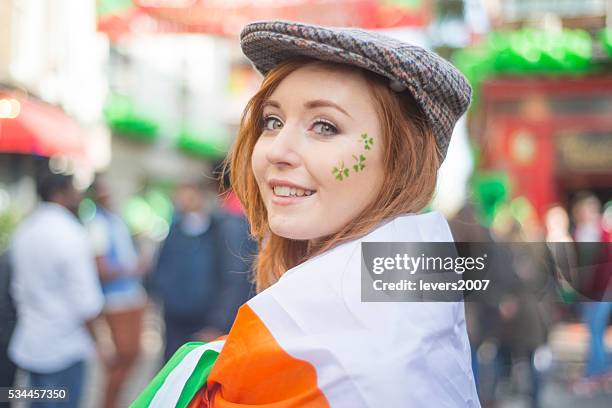 Hermosa chica irlandesa en St. Patricio día, Dublín, Irlanda.