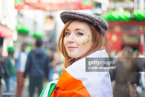 linda rapariga irlandesa em st. patricks dia, dublin, irlanda. - st patricks day 2016 imagens e fotografias de stock