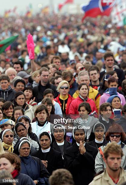 Nuns are among pilgrims attending the final mass with Pope Benedict XVI at World Youth Day August 21, 2005 at Marienfled outside Cologne, Germany. An...