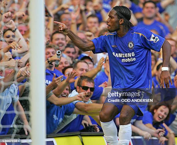 London, UNITED KINGDOM: Didier Drogba of Chelsea celebrates his goal against Arsenal during a premiership match at Stamford Bridge in west London, 21...