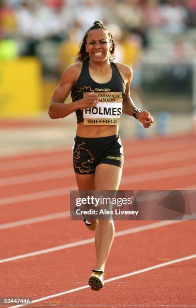 Kelly Holmes of Great Britain struggles to finish the Womens 800m race with an injury in which she ran her last ever race on British soil at the...