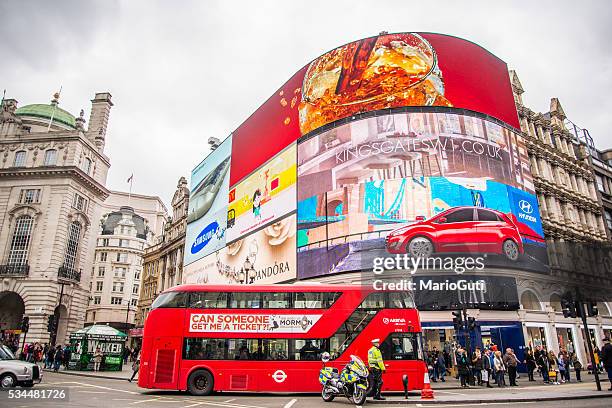 piccadilly circus, london. - piccadilly circus stock-fotos und bilder