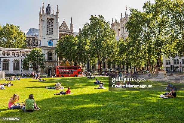 parliament square and st margaret's church - parliament square fotografías e imágenes de stock