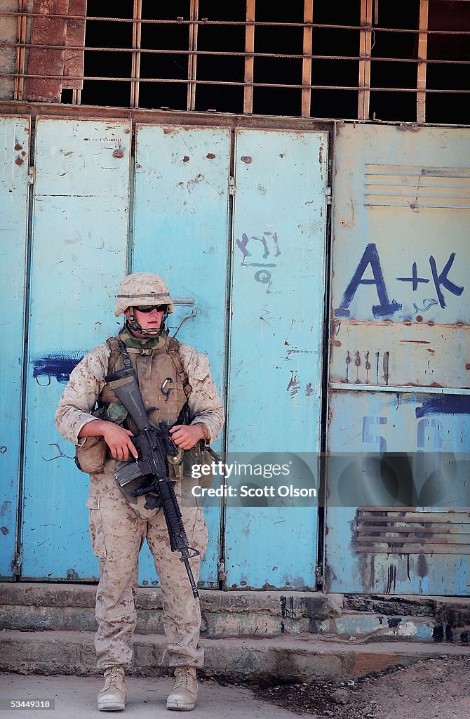 Us Troops Patrol Iraqi Town Of Hit