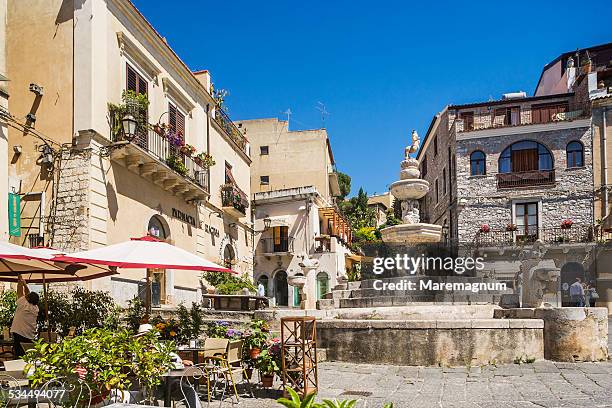 duomo square with the baroque fountain - taormina stock pictures, royalty-free photos & images