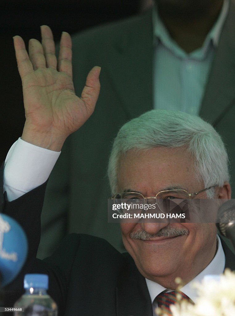 Palestinian leader Mahmud Abbas waves du