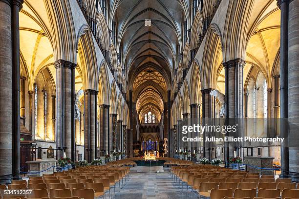 the nave of salisbury cathedral, uk - catedral interior fotografías e imágenes de stock