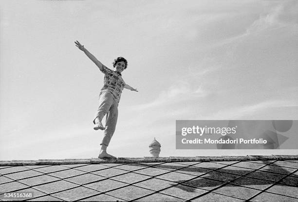 British actress Heather Sears walking on a roof during the XVIII Venice International Film Festival. Venice, 1957