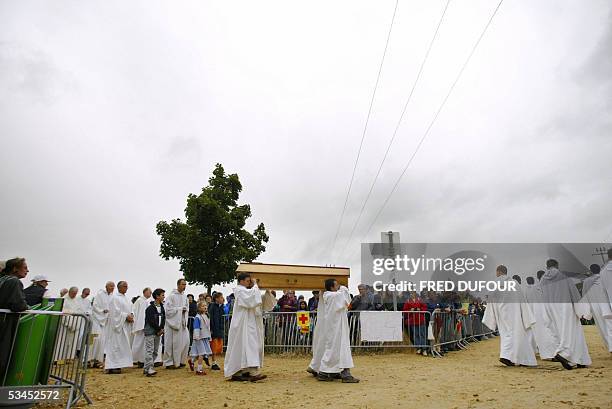 Brothers carry the coffin of Roger Schutz, 23 August 2005 in the community's Reconciliation church in Taize, eastern France, during the funeral...