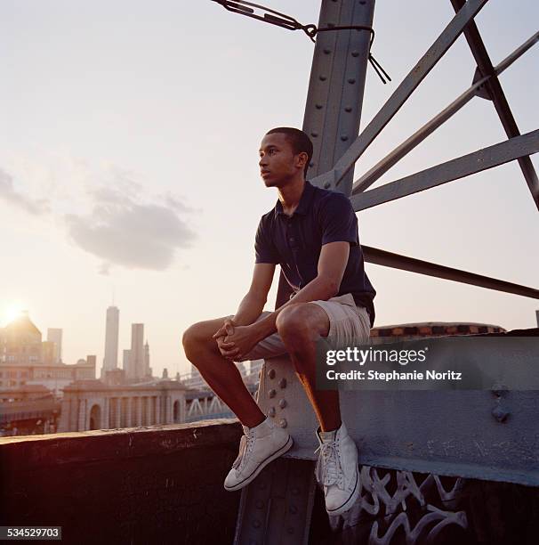 young man on rooftop - rooftop new york photos et images de collection