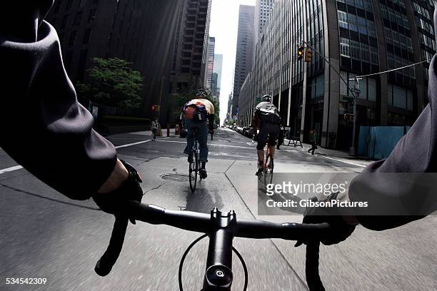 con una luce gialla a new york - city bike foto e immagini stock