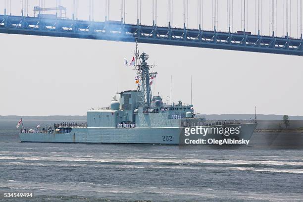 nyc fleet week 2016, canadian destroyer hmcs athabaskan (d 282). - athabaskan stockfoto's en -beelden