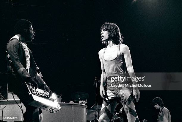 Musicians Mick Jagger and Keith Richards of The Rolling Stones perform on stage in 1976 in Paris, France.