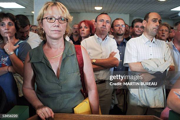 Romans-sur-Isere, FRANCE: Staff of luxury shoemaker Charles Jourdan attend a French commercial court session in Romans-sur-Isere, 24 August 2005...