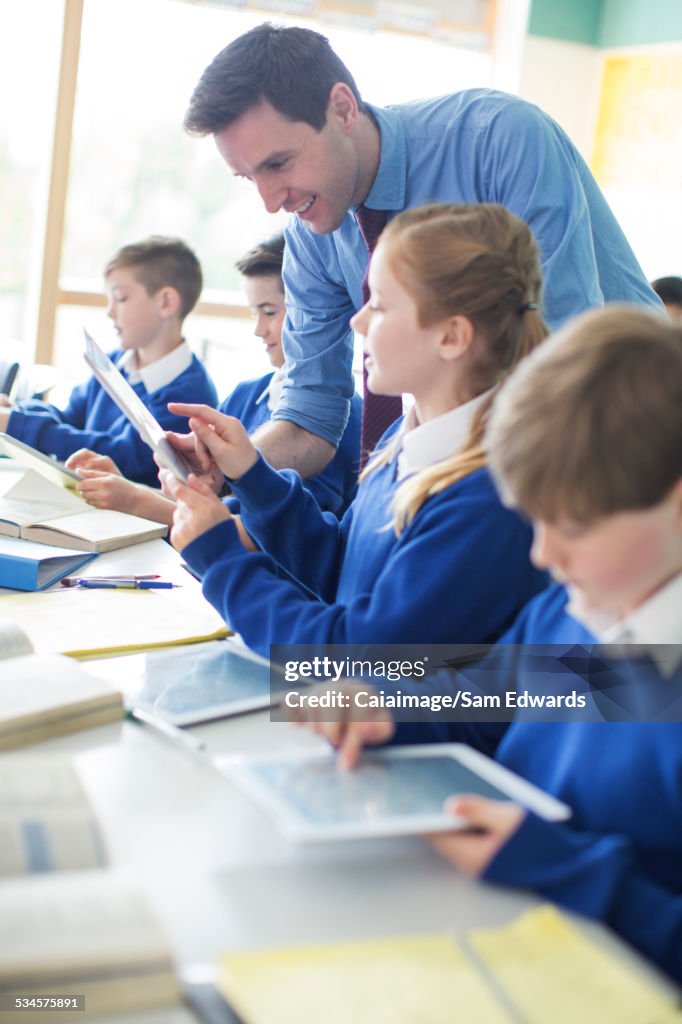 Enseignant avec ses élèves en classe à l’aide d’une tablette PC