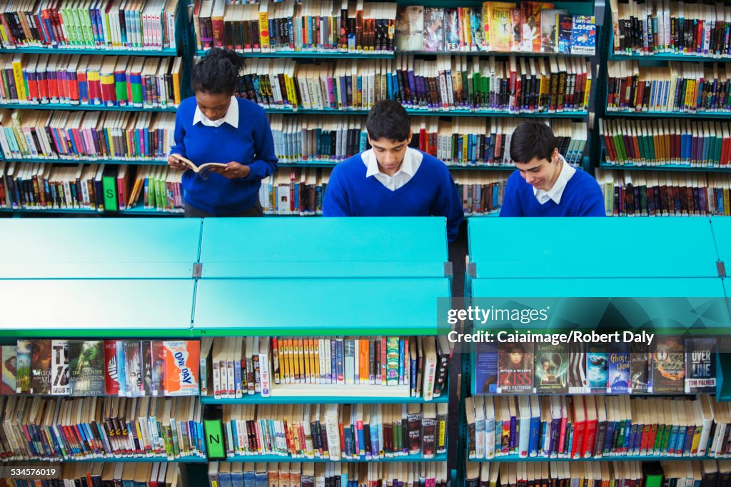 Aprendizaje de los alumnos en el aula con libros y tabletas