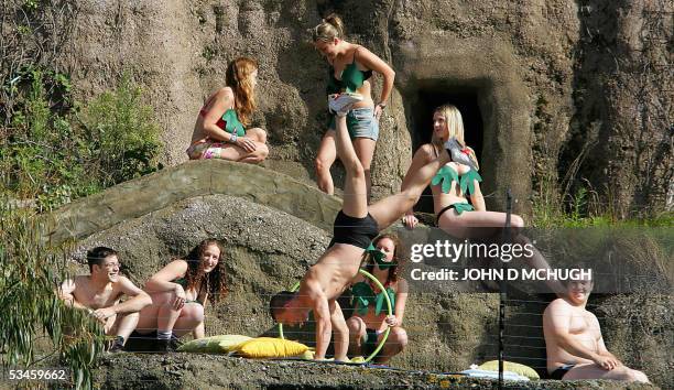 London, UNITED KINGDOM: Homo Sapiens, London Zoo's newest exhibit, are seen in their enclosure in London, 25 August, 2005. The 4four-day exhibit is...