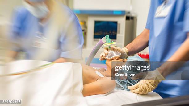 little girl in operating room - anesthetic 個照片及圖片檔