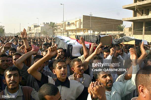 Hunderds take part in the furnerals of people killed in yesterday's clashes between rival Shiite Muslims groups in the southern city of Najaf, 160...