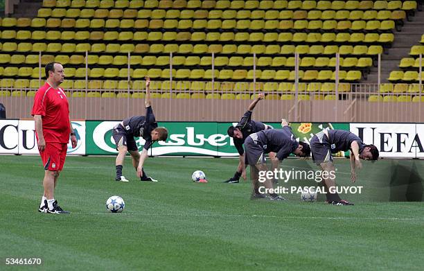 Liverpool FC football coach Rafael Benitez gives instructions to his players during a training session on the eve of the Super Cup final UEFA...