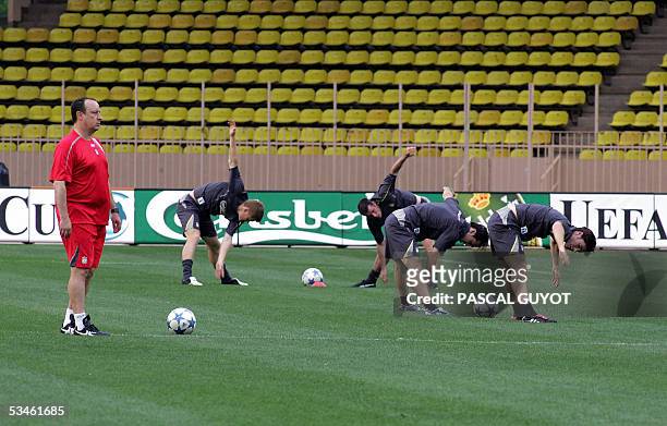 Liverpool FC football coach Rafael Benitez gives instructions to his players during a training session on the eve of the Super Cup final UEFA...