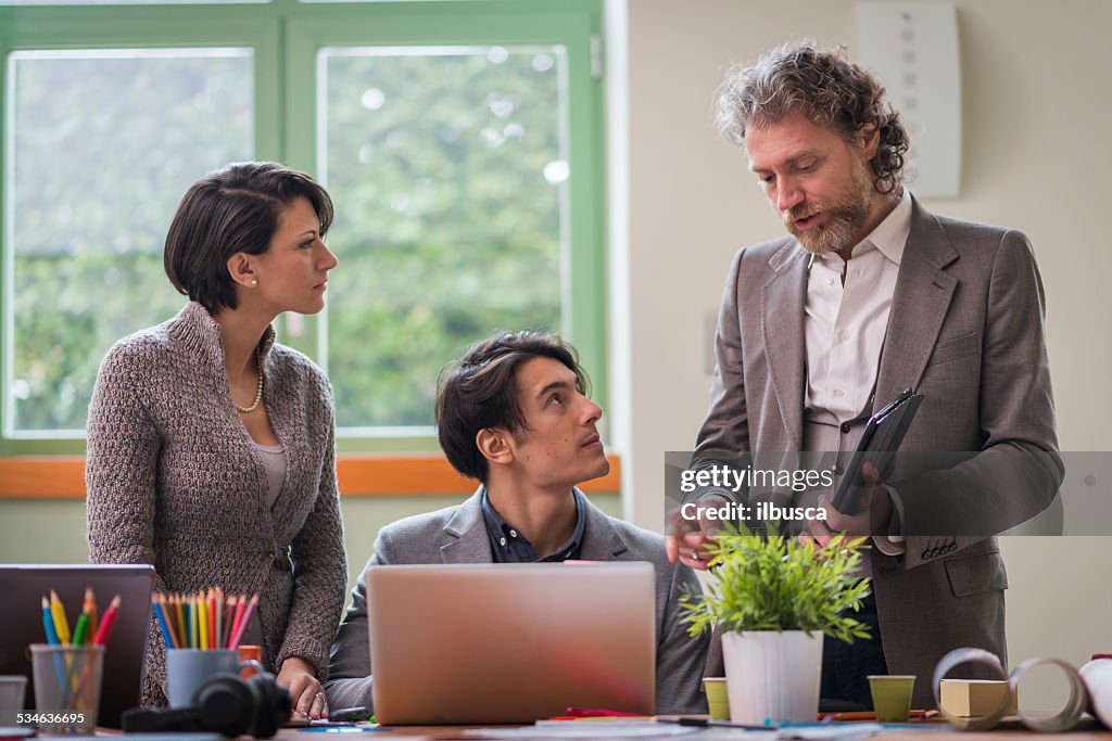 Junge Menschen arbeiten im Inbetriebnahme über kollaborative business