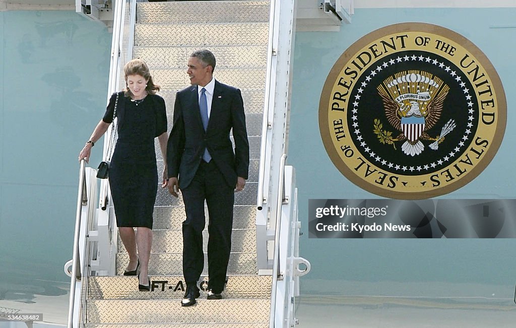 Obama, Kennedy arrive at Iwakuni air station