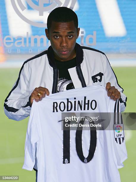 Real Madrid's new signing Robinho balances poses with his new shirt during his presentation for Real Madrid, at the Bernabeu on August 26, 2005 in...