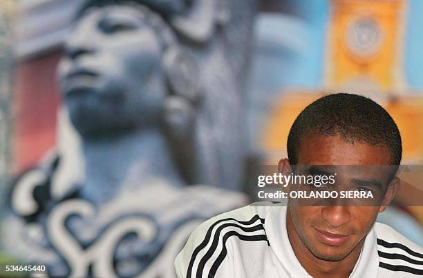 Freddy Thompson, de la selección de fútbol de Guatemala, aguarda en el aeropuerto de Ciudad de Guatemala el 25 de abril de 2005, donde abordará un...