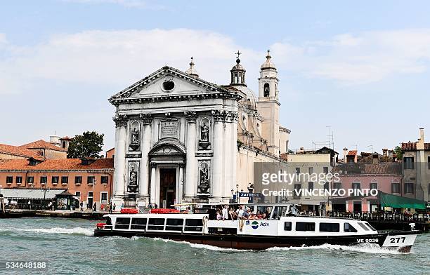 Ferry boat sails on the Grand canal of Venice on May 27, 2016. / AFP / VINCENZO PINTO