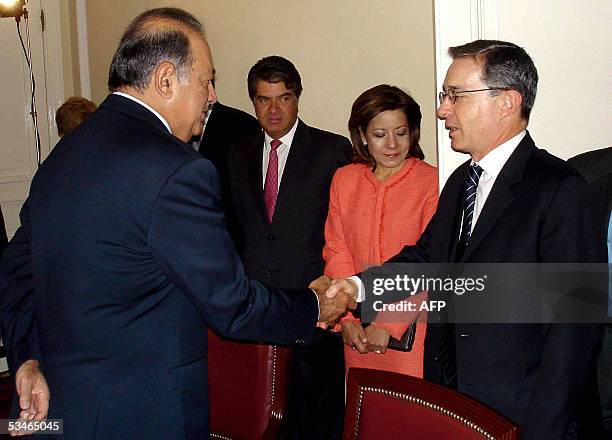 El presidente de Colombia Alvaro Uribe saluda al empresario mexicano Carlos Slim, en Bogota el 26 de agosto de 2005. La estatal Colombia...
