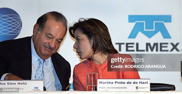 Carlos Slim empresario y presidente de la telonica mexicana TELMEX, conversa con la ministra de Comunicacion de Colombia Martha Pinto durante una...
