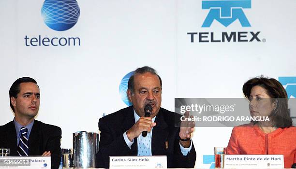 Carlos Slim empresario y presidente de la telofonica mexicana TELMEX, habla junto a la ministra de Comunicacion de Colombia Martha Pinto y Alfonso...
