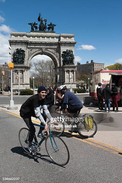 spring fahrradtour in brooklyn's prospect park - prospect park stock-fotos und bilder