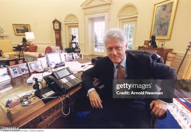 159 Bill Clinton Desk Photo Stock Photos, High-Res Pictures, and Images ...