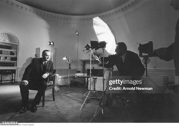 Photographer Arnold Newman takes a picture of President Lyndon B Johnson in the Oval Office December 19, 1963 in Washington DC.