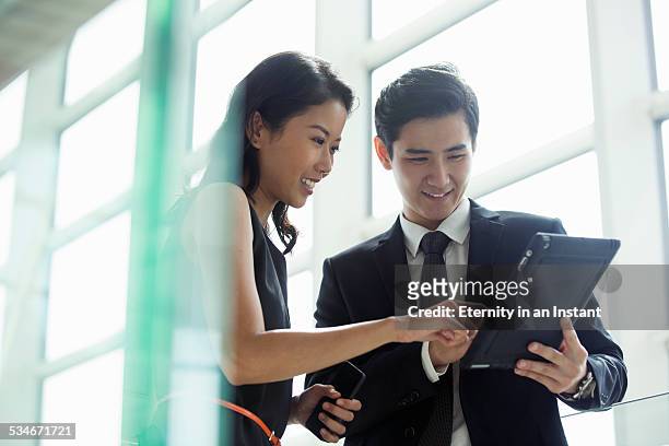 man and woman working together, modern office - asian businessman phone stockfoto's en -beelden