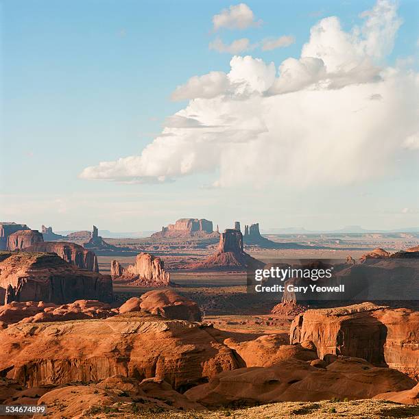 monument valley from hunts mesa at sunset - monumento do parque da tribo do vale - fotografias e filmes do acervo