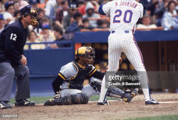 Pittsburgh Pirates catcher Tony Pena readies for a pitch while New York Mets third baseman Howard Johnson is up at bat during a game at Shea Stadium,...